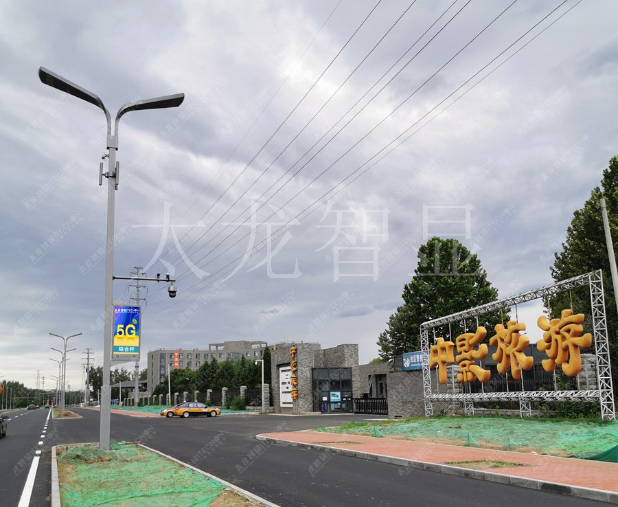 北京楊雁路智慧路燈LED燈桿屏效果甚佳